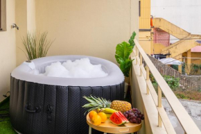 Host Wise - Trendy Bright Flats with Jacuzzi - 5 min Beach